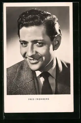 AK Musiker Fred Frohberg im Anzug in die Kamera lächelnd