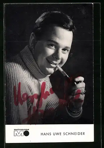 AK Musiker Hans Uwe Schneider im Pullover Pfeife rauchend