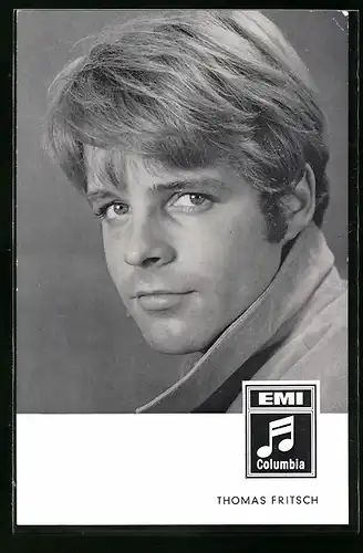 AK Musiker Thomas Fritsch mit ernsten Blick in die Kamera schauend