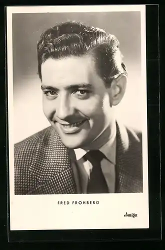 AK Musiker Fred Frohberg im Anzug in die Kamera lächelnd