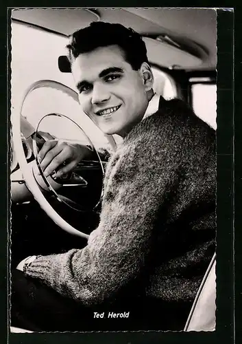 AK Musiker Ted Herold in einem Auto sitzend
