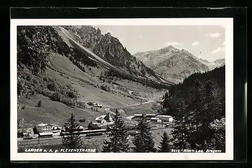 AK Langen am Arlberg, Ortsansicht mit Flexenstrasse