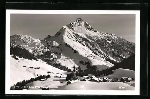 AK Warth, verschneite Ortsansicht mit den Alpen