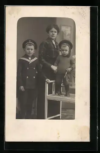 AK Mutter mit zwei Söhnen in Uniform eines Matrosen, Kinder Kriegspropaganda