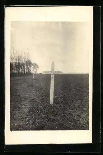 AK Französische Kriegsgräber bei Neuville, Gräber liegen im Schützengraben
