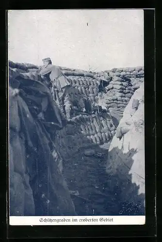 AK Soldat im Schützengraben des eroberten Gebietes