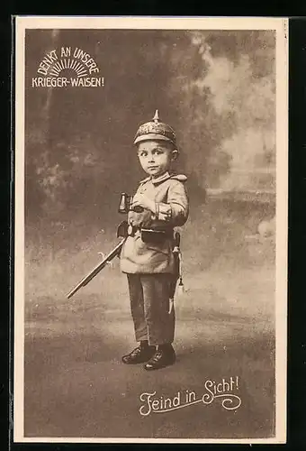 AK Kleiner Junge in Uniform mit Fernglas - Feind in Sicht, Kinder Kriegspropaganda