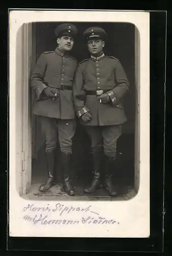 AK Uniformfoto, Zwei Soldaten in der Tür