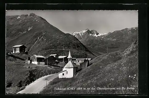 AK Tschamut, Ortsansicht an der Oberalpstrasse mit Piz Badus