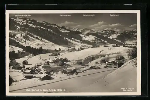 AK Gunzesried i. bay. Allgäu, Totalansicht mit Bleicherhorn, Dreifahnenköpfe, Riedbergerhorn