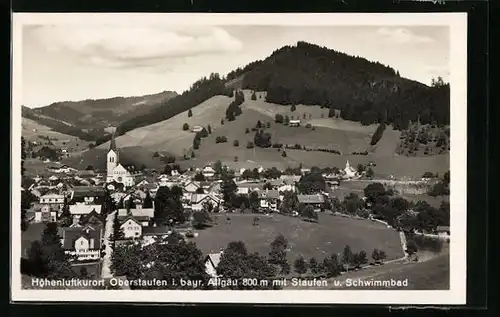 AK Oberstaufen i. bayr. Allgäu, Ortsansicht mit Staufen und Schwimmbad