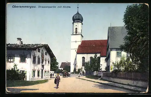 AK Oberammergau, Strassenpartie mit Kirche