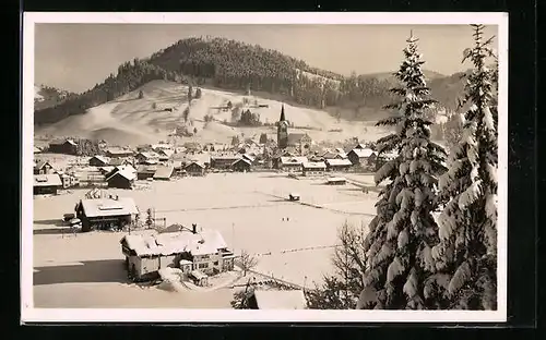 AK Oberstaufen im Allgäu, winterliche Ortsansicht mit Staufen