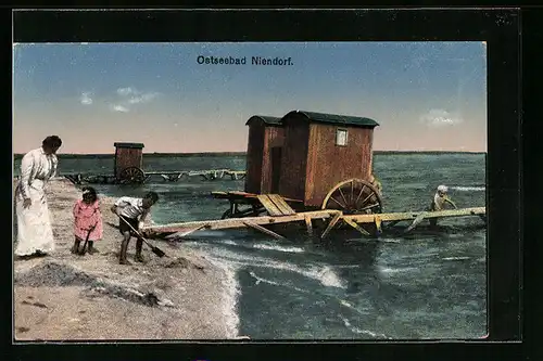 AK Niendorf / Ostseebad, Familie am Strand, Umkleidekabinen