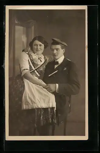 AK Charmanter Student lässt seine Liebste auf seinem Schoss sitzen