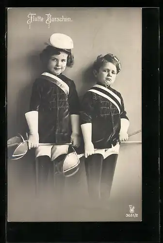 AK Flotte Burschen, zwei Buben verkleidet als Studenten mit Degen