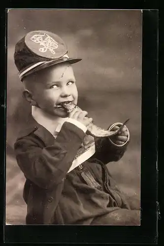 AK Bube verkleidet als Student beisst in einen Fisch