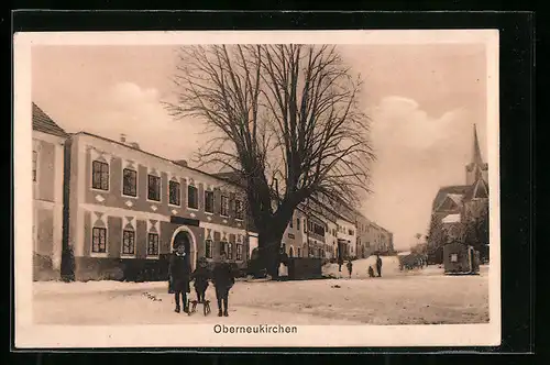 AK Oberneukirchen, Strassenpartie mit Kirche im Winter