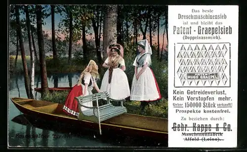 AK Drei Spreewälderinnen in Trachtenkleidung an einem Kanu