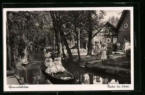 AK Lehde, Spreewälderinnen in Tracht bei einer Ruderfahrt