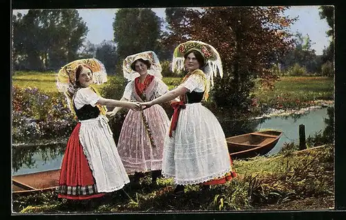 AK Frauen in Spreewälder Tracht am Flussrand