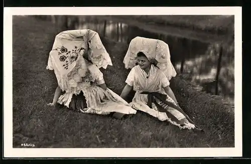 AK Zwei Frauen in Spreewälder Tracht auf einer Wiese am Flussufer