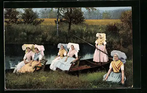 AK Frauen in Spreewälder Tracht in einer Gondel fahrend