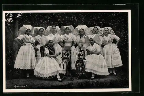 AK Spreewälderinnen in Trachtenkleidung am Spinnrad