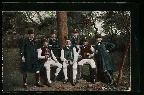 AK Hessische Trachten, Männer sitzen am Baum