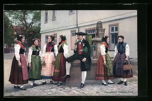 AK Odenwälder Volkstrachten, Herr mit Tabakspfeife und Frauen am Brunnen