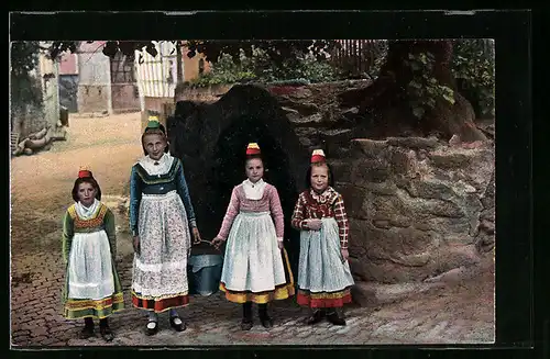AK Hessische Trachten, Vier Mädchen am Brunnen vor dem Tore
