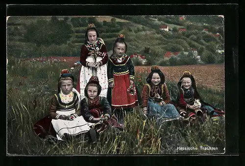 AK Hessische Trachten, Mädchen auf einer Wiese