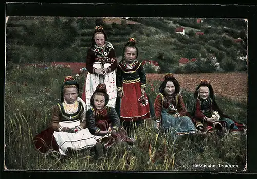 AK Hessische Trachten, Mädchen auf einer Wiese