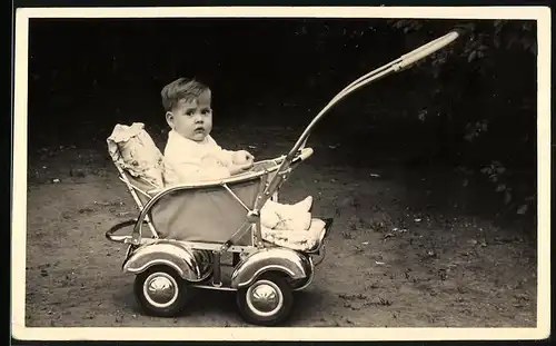Fotografie Knabe im Kinderwagen sitzend