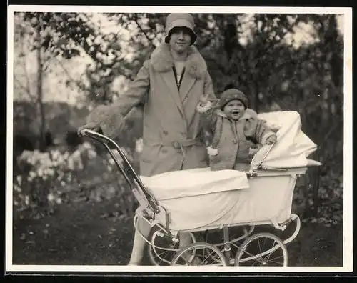 Fotografie Mutterglück, Mutter nebst lachendem Baby im Kinderwagen