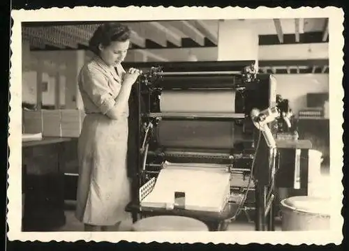 Fotografie unbekannter Fotograf, Ansicht Berlin-Neukölln, Weisestrasse 27, Dame bedient Druckmaschine in einer Druckerei