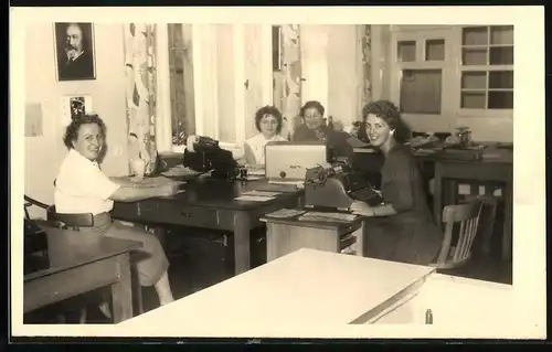 Fotografie Tempel, Berlin, Sekretärin mit Schreibmaschine in einer Schreibstube / Verwaltungsbüro