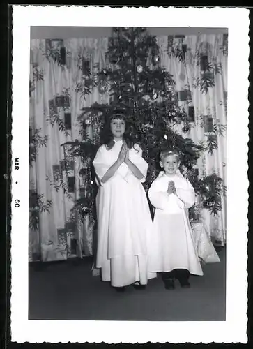 Fotografie Weihnachten, Knabe & Mädchen verkleidet als Weihnachtsengel vor dem Weihnachtsbaum
