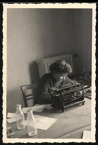 Fotografie Sekretärin bei der Arbeit mit einer Schreibmaschine, Typewriter