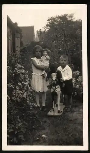 Fotografie Spielzeug, Knabe und Mädchen mit Puppe, Spielzeug-Pferd & Teddybär, Teddy, Stoffbär