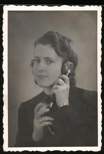 Fotografie Telefon / Telephon, Dame mit Telefonhörer telefoniert