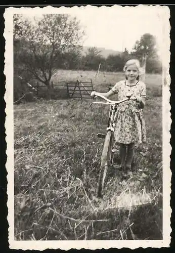 Fotografie kleines blondes Mädchen fährt Fahrrad, Velo, Bicycle, Bike