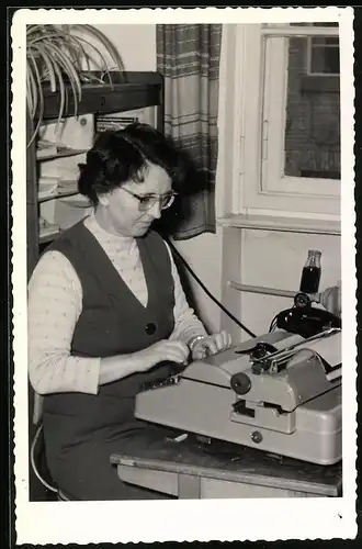 Fotografie Sekretärin bei der Arbeit mit einer Schreibmaschine