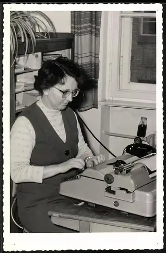 Fotografie Sekretärin bei der Arbeit mit einer schreibmaschine, Typewriter