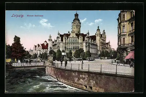 AK Leipzig, Flusspartie mit neuem Rathaus und Strassenbahn