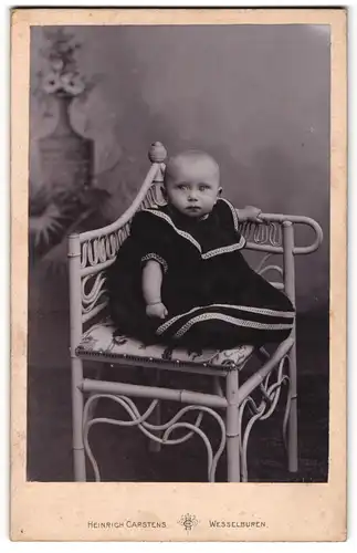 Fotografie Heinrich Carstens, Wesselburen, Süsses Kleinkind im modischen Kleid