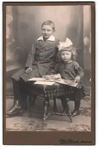 Fotografie Otto Strauch, Zehdenick, Am Markt 1, Halbwüchsiger Knabe im Anzug und kleines Mädchen mit Bilderbuch