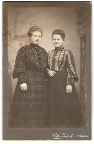 Fotografie Otto Strauch, Zehdenick, Zwei junge Damen in modischer Kleidung