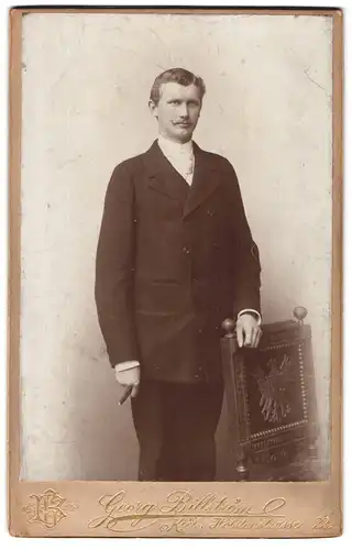 Fotografie Georg Billström, Kiel, Holstenstrasse 22, Junger Herr im Anzug mit Zigarre