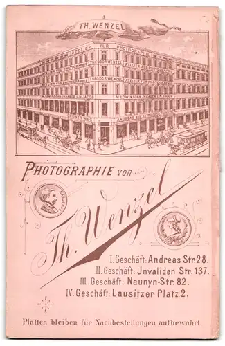 Fotografie Th. Wenzel, Berlin, Andreasstrasse 28, Junges Paar in hübscher Kleidung